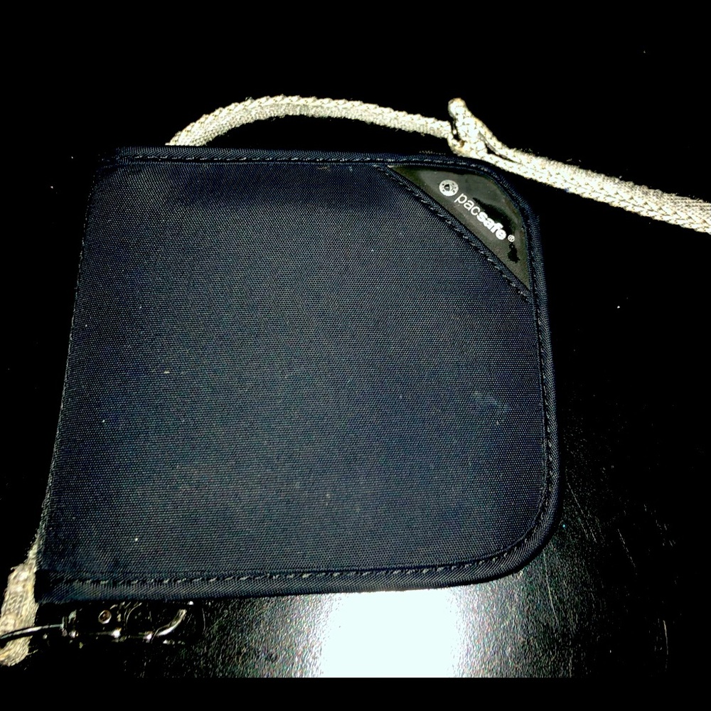 PACSAFE RFID Safe V100 Anti-theft RFID blocking